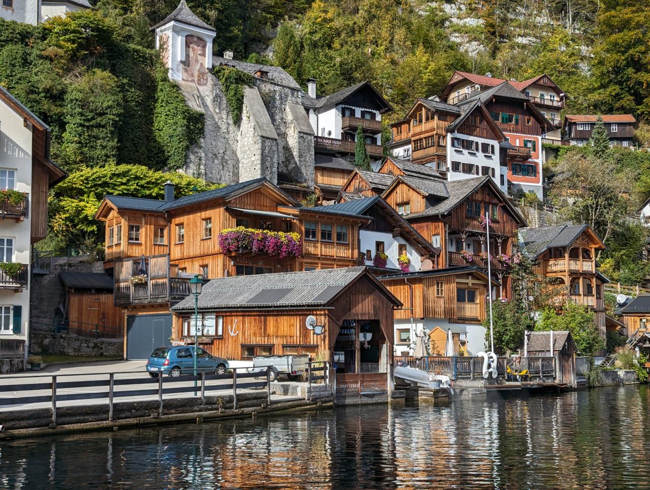Blick auf Hallstatt vom See bei katholischer Kirche 2023