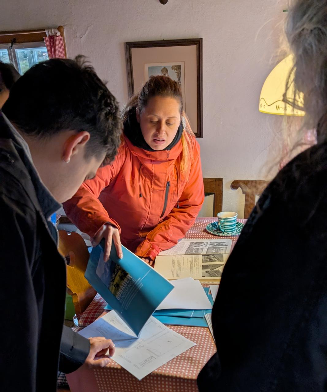 Besichtigung von alten Häusern in Gosau _ Bild Karl Posch