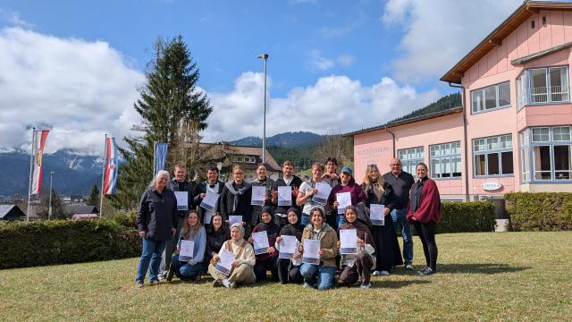 TU Wien in Gosau 2026 _ Die stolzen Studierenden mit den Teilnahme-Urkunden _ Bild Rupert Weber _ LR.jpg
