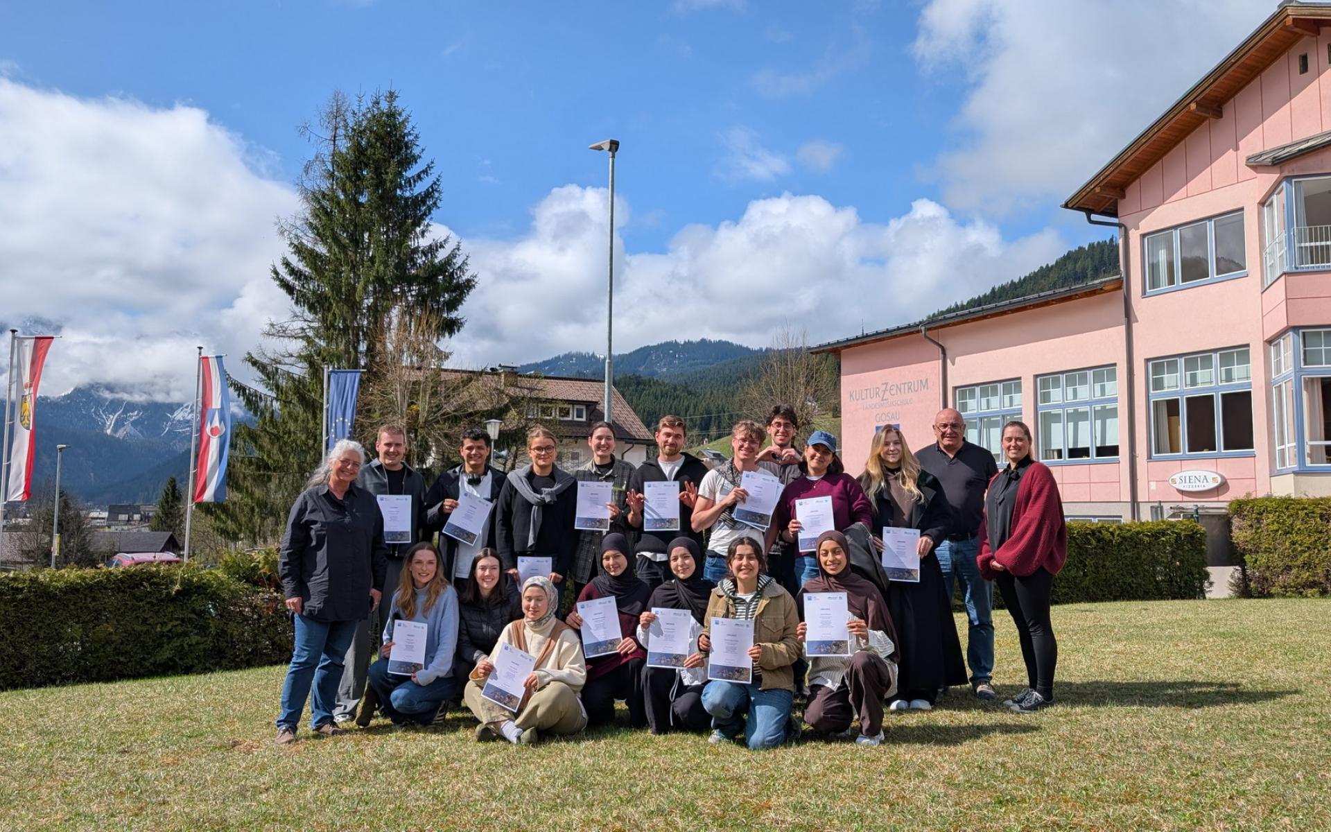TU Wien in Gosau 2026 _ Die stolzen Studierenden mit den Teilnahme-Urkunden _ Bild Rupert Weber _ LR.jpg