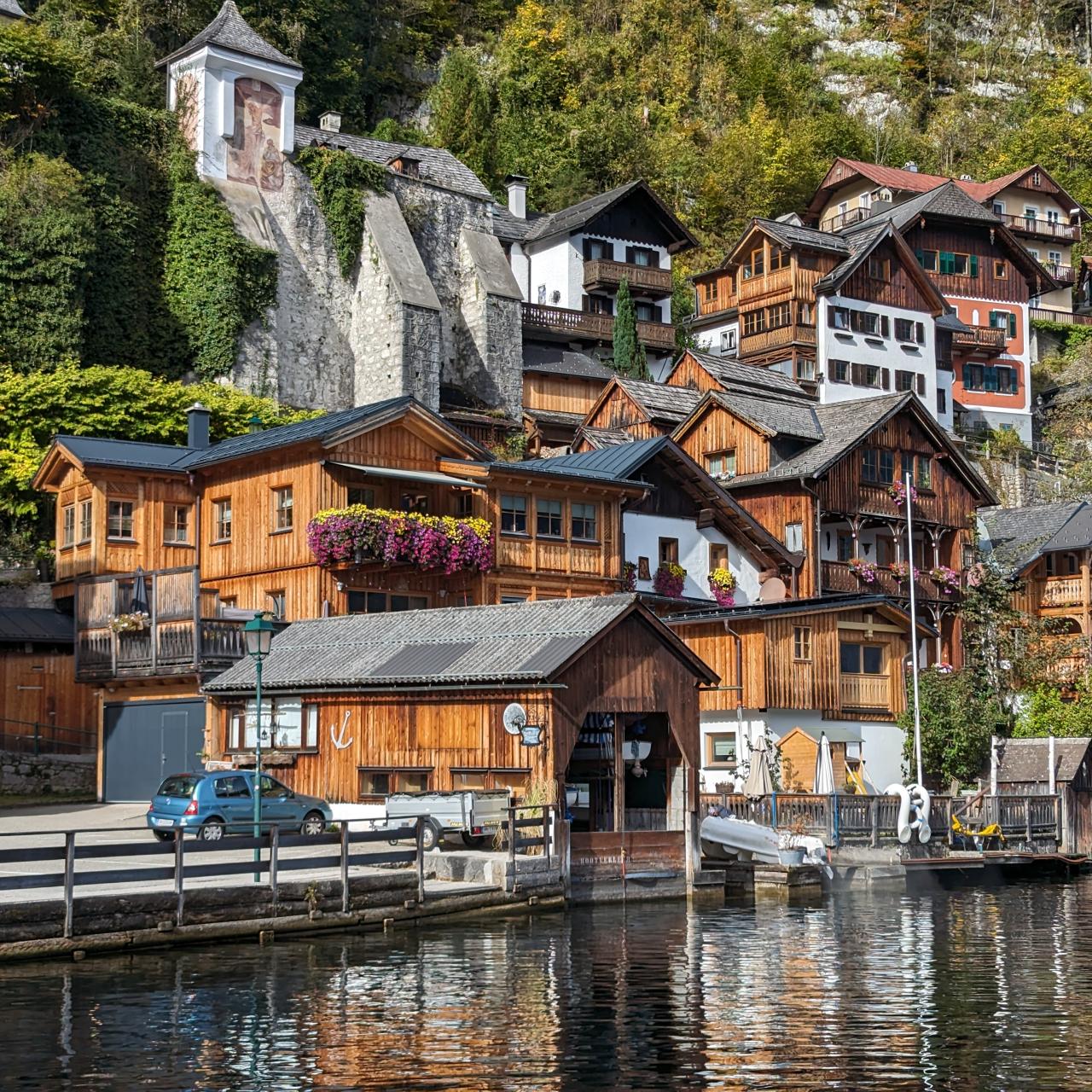 Blick auf Hallstatt vom See bei katholischer Kirche 2023