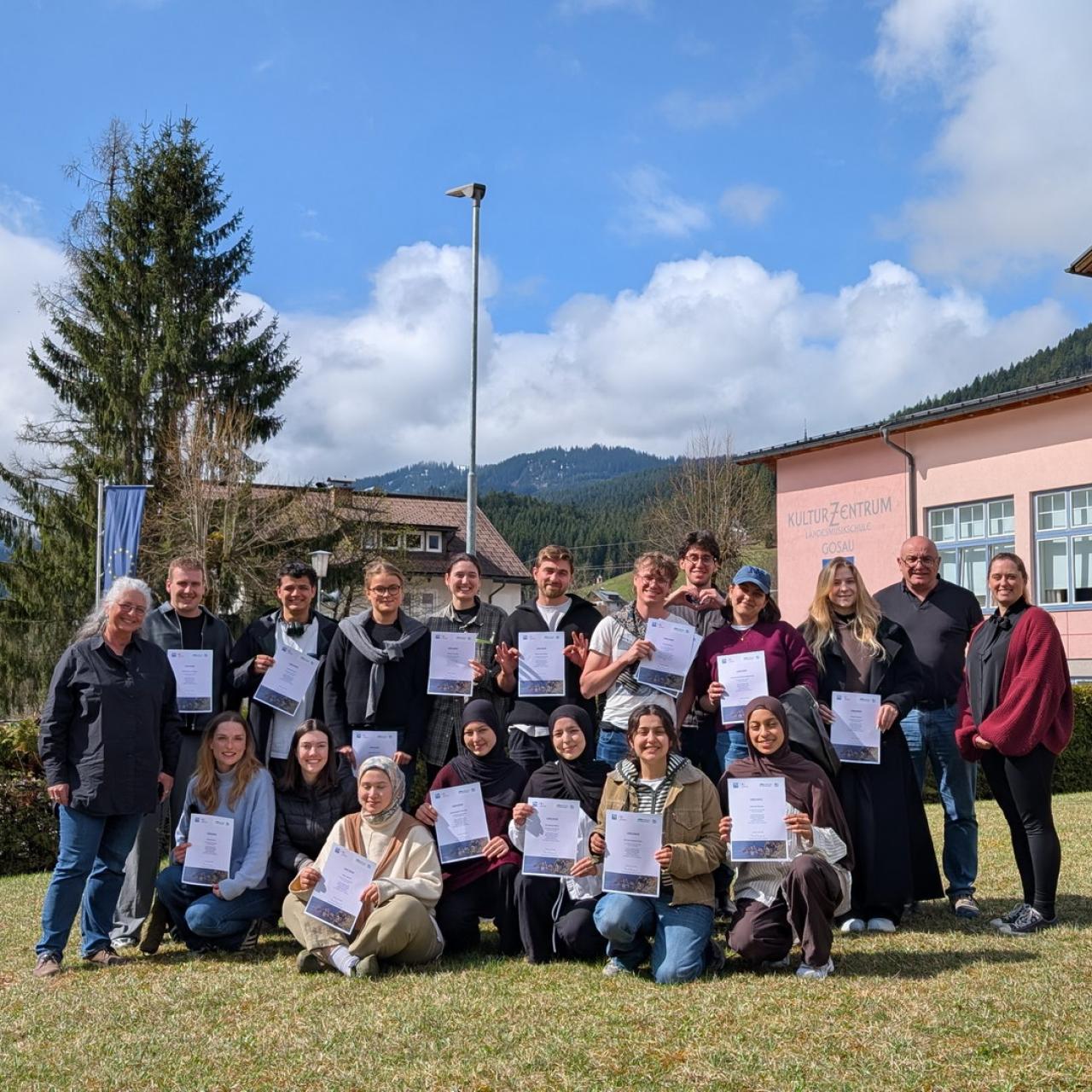 TU Wien in Gosau 2026 _ Die stolzen Studierenden mit den Teilnahme-Urkunden _ Bild Rupert Weber _ LR.jpg